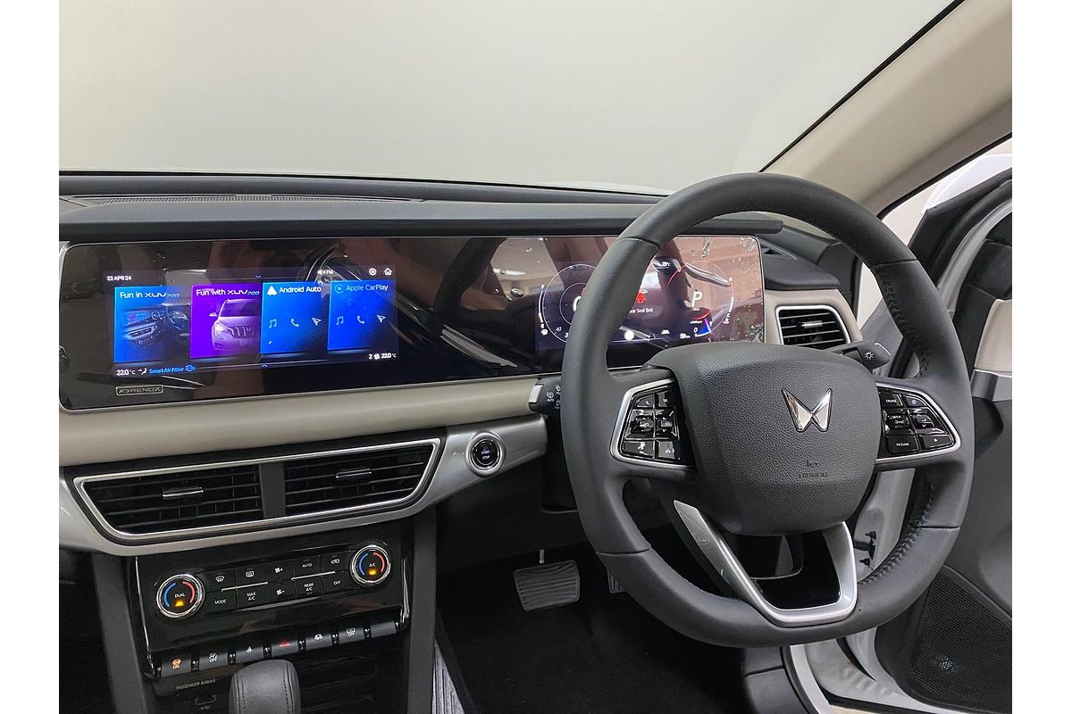 2024 Mahindra XUV700 AX7L