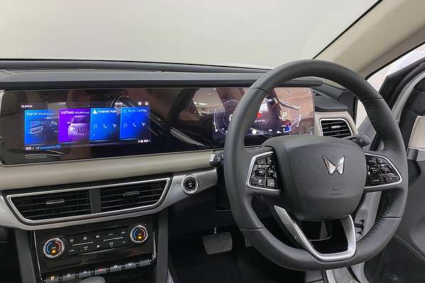 2024 Mahindra XUV700 AX7L