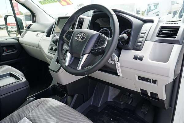 2025 Toyota Hiace Commuter GDH322R