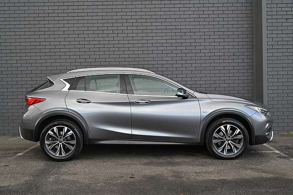 2017 INFINITI QX30 Premium H15