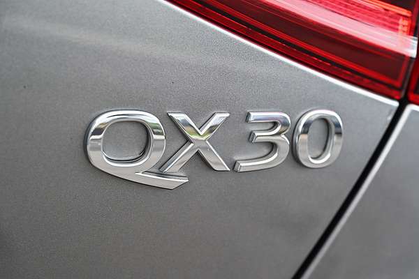 2017 INFINITI QX30 Premium H15