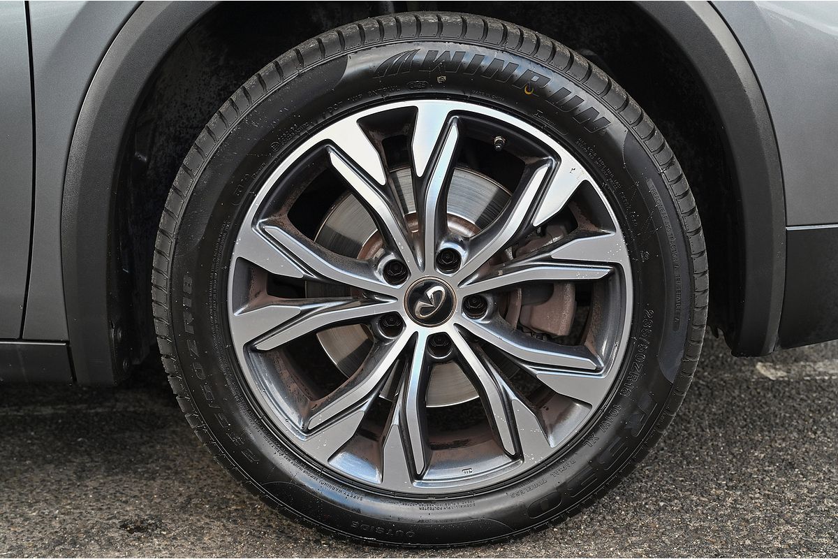 2017 INFINITI QX30 Premium H15