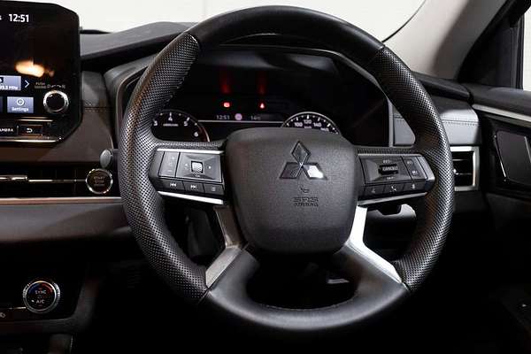 2024 Mitsubishi Outlander LS ZM