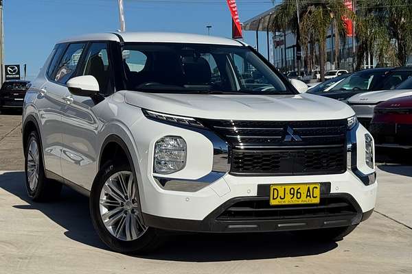 2023 Mitsubishi Outlander ES ZM
