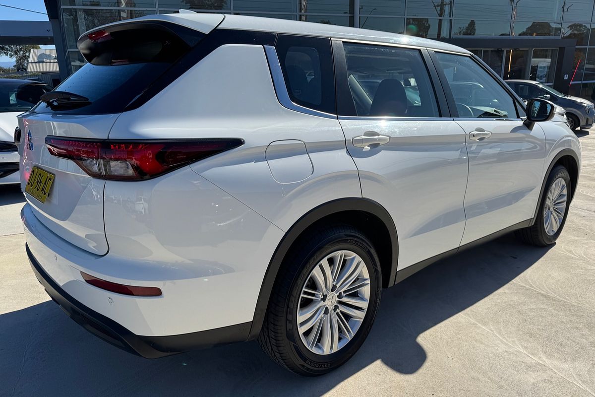 2023 Mitsubishi Outlander ES ZM