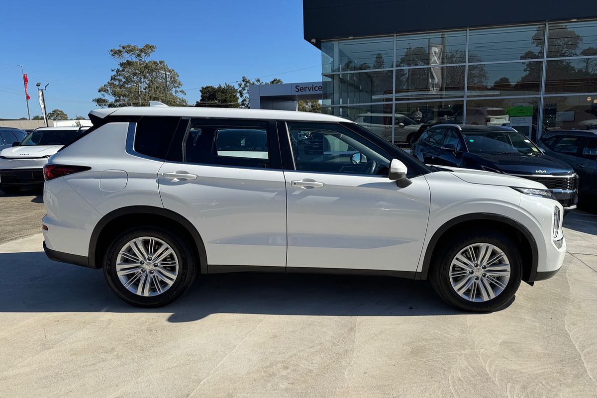 2023 Mitsubishi Outlander ES ZM