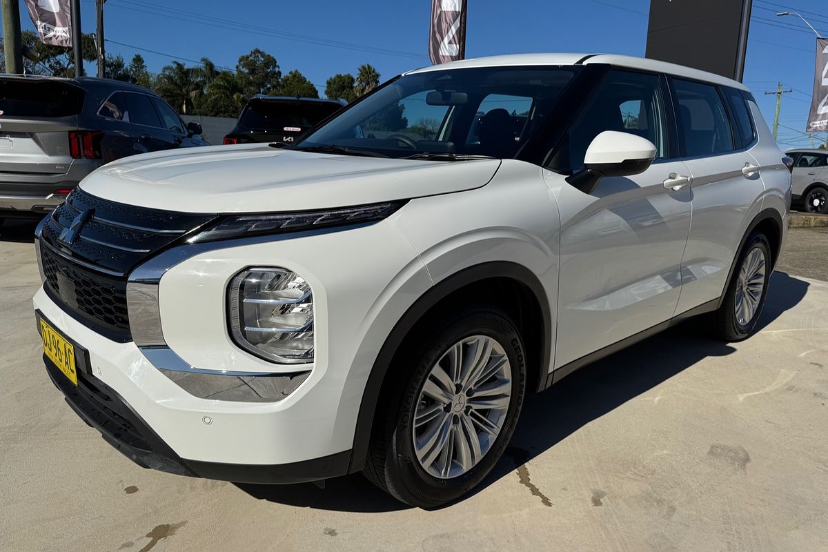 2023 Mitsubishi Outlander ES ZM