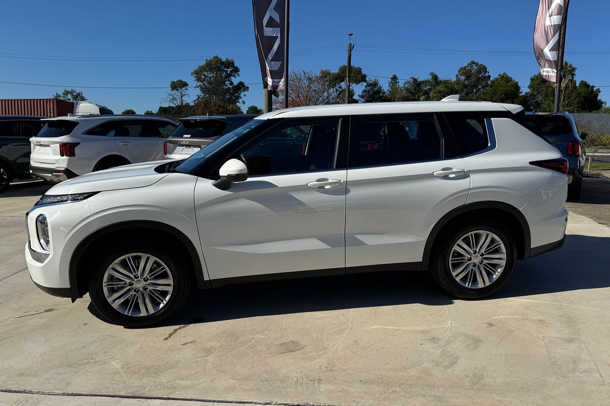 2023 Mitsubishi Outlander ES ZM