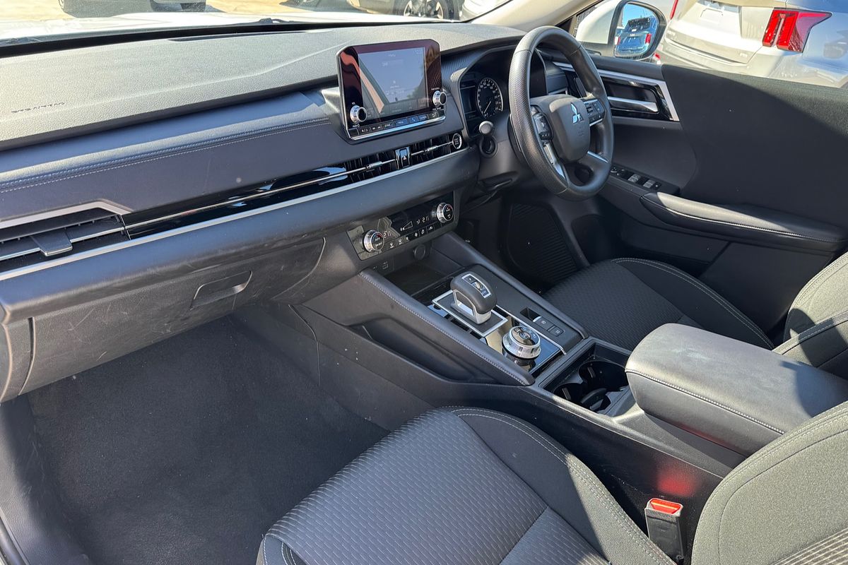 2023 Mitsubishi Outlander ES ZM