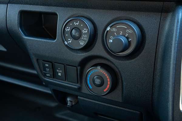 2017 Toyota Hiace Commuter KDH223R