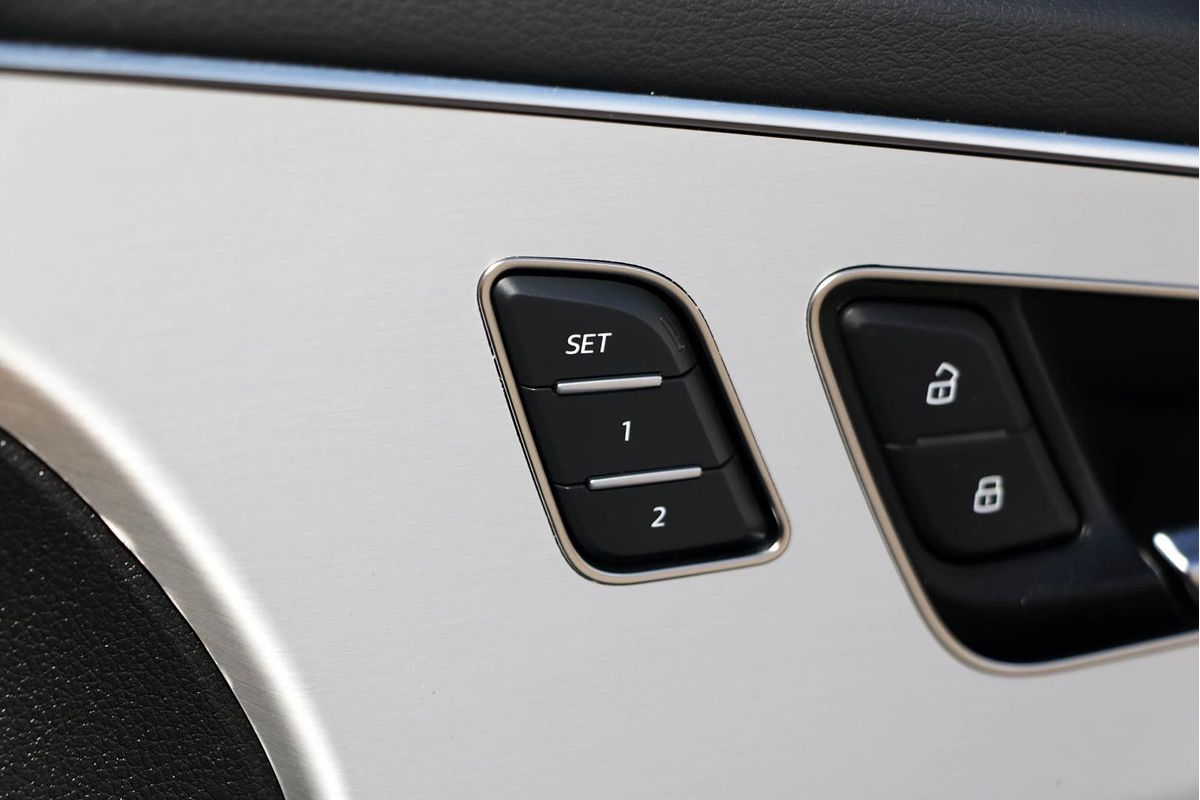 2024 Audi Q8 50 TDI S line F1