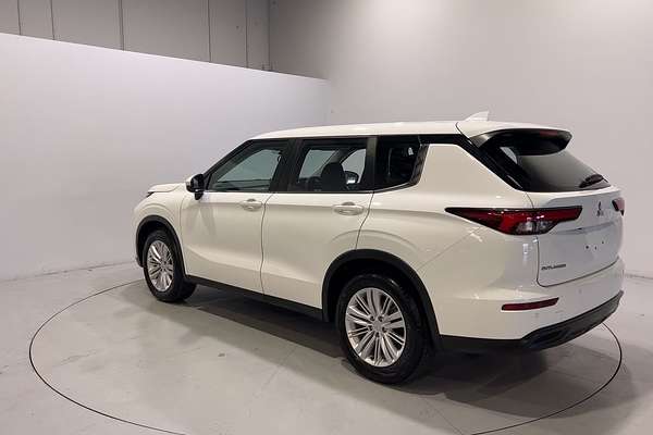 2023 Mitsubishi Outlander ES ZM