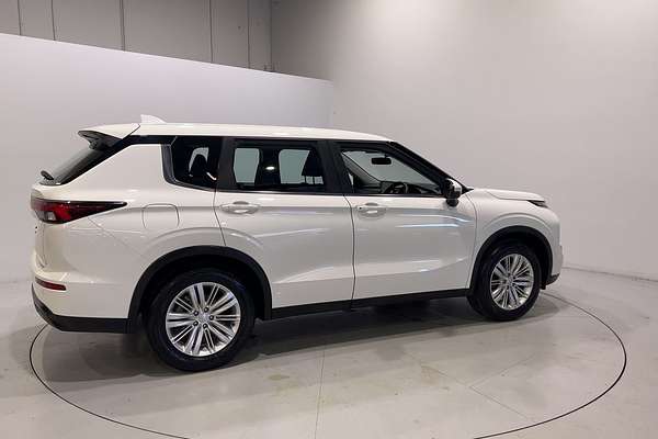 2023 Mitsubishi Outlander ES ZM