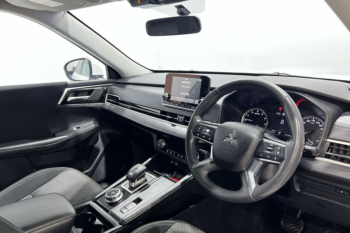 2023 Mitsubishi Outlander ES ZM