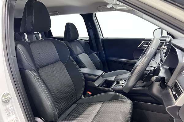 2023 Mitsubishi Outlander ES ZM