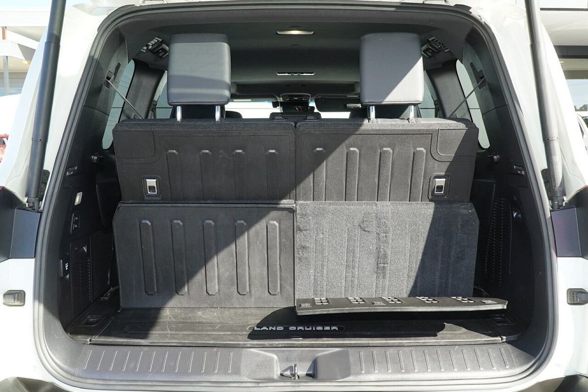 2022 Toyota Landcruiser Sahara FJA300R