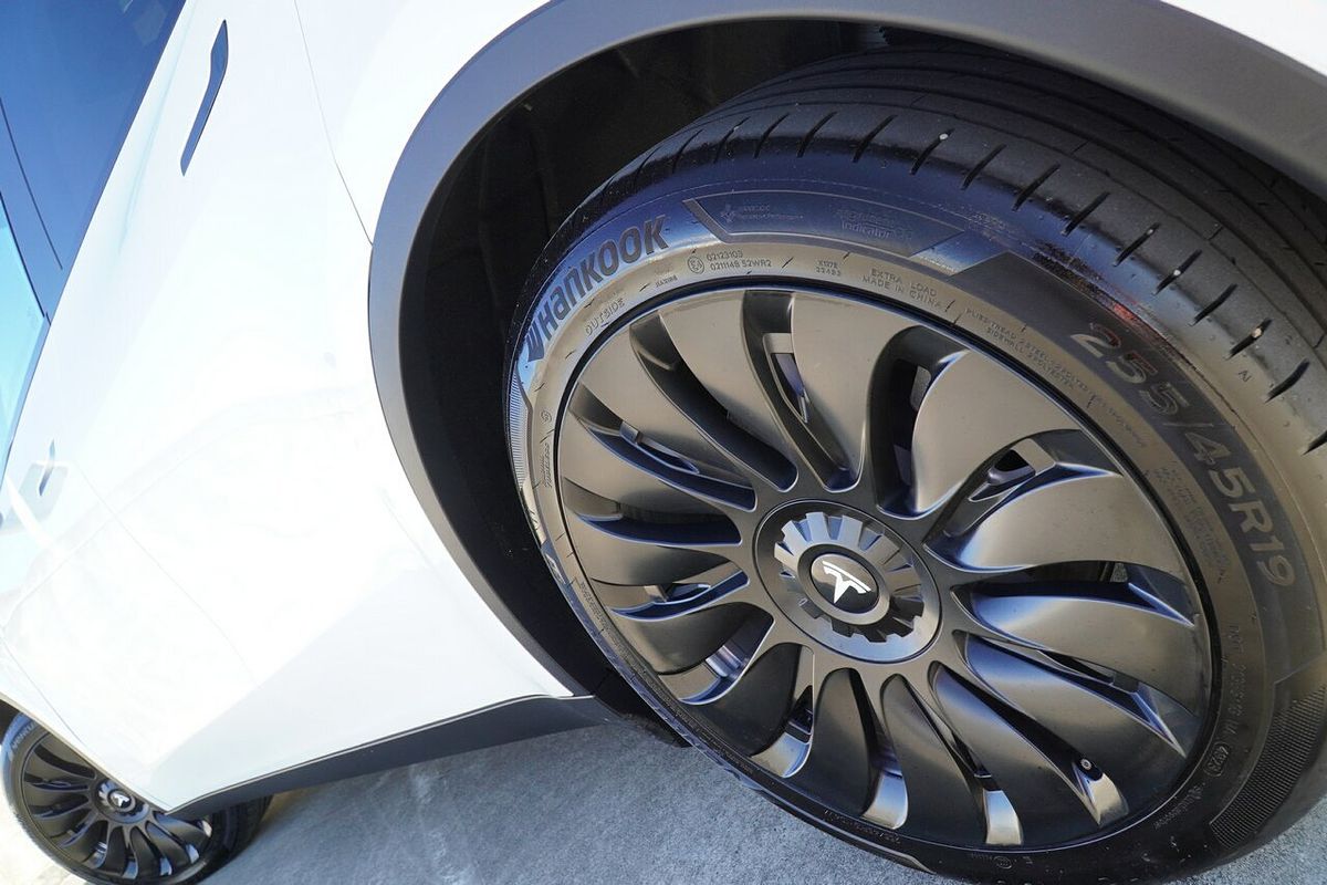 2024 Tesla Model Y Rear-Wheel Drive