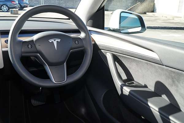 2024 Tesla Model Y Rear-Wheel Drive