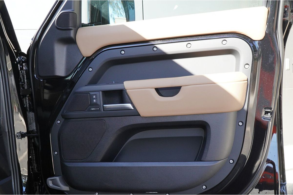 2025 Land Rover Defender 130 D350 X-Dynamic SE L663