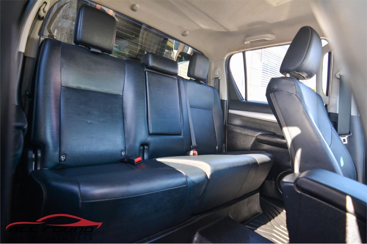 2015 Toyota HILUX SR5 (4x4) GUN126R 4X4