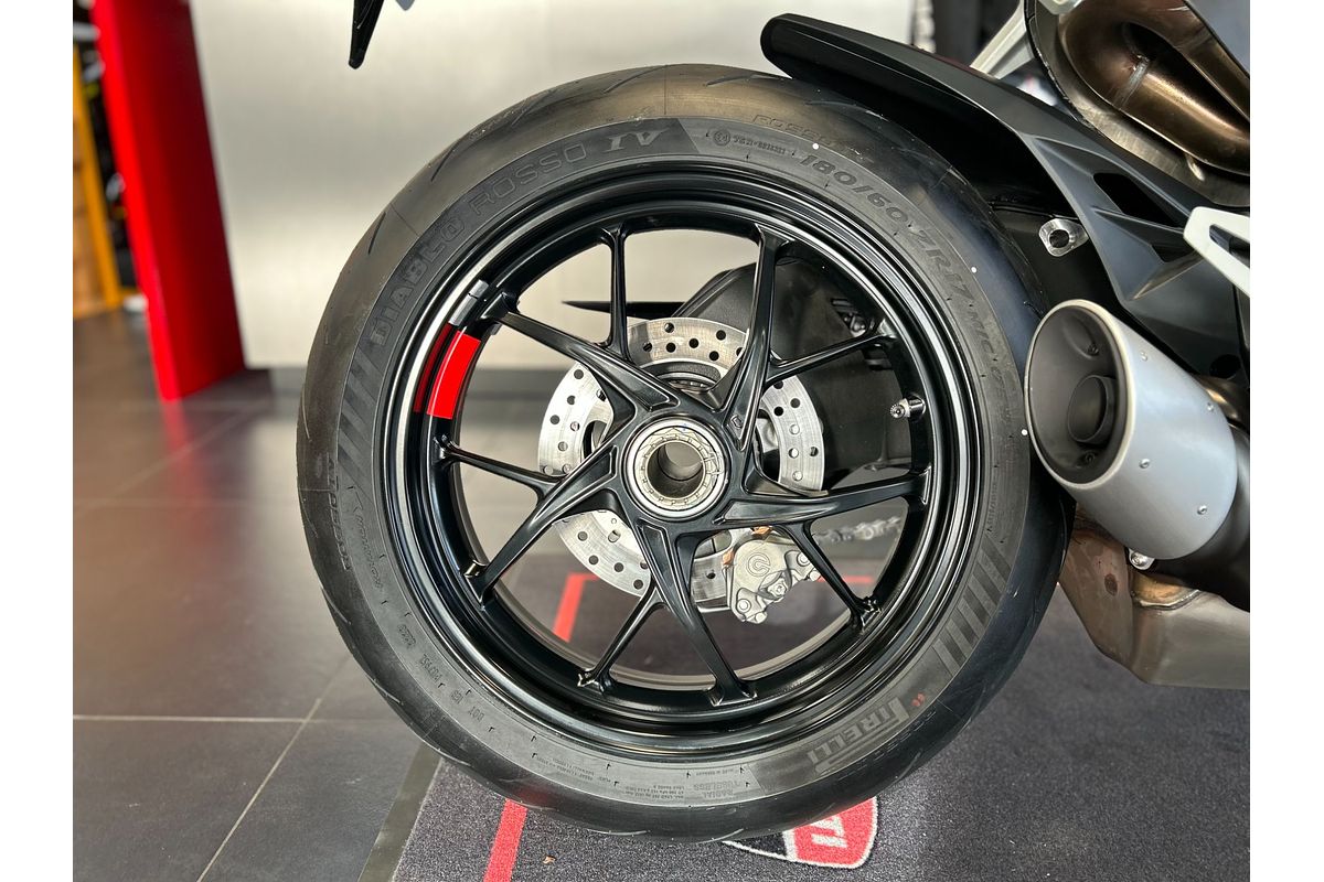 2024 Ducati STREETFIGHTER V2