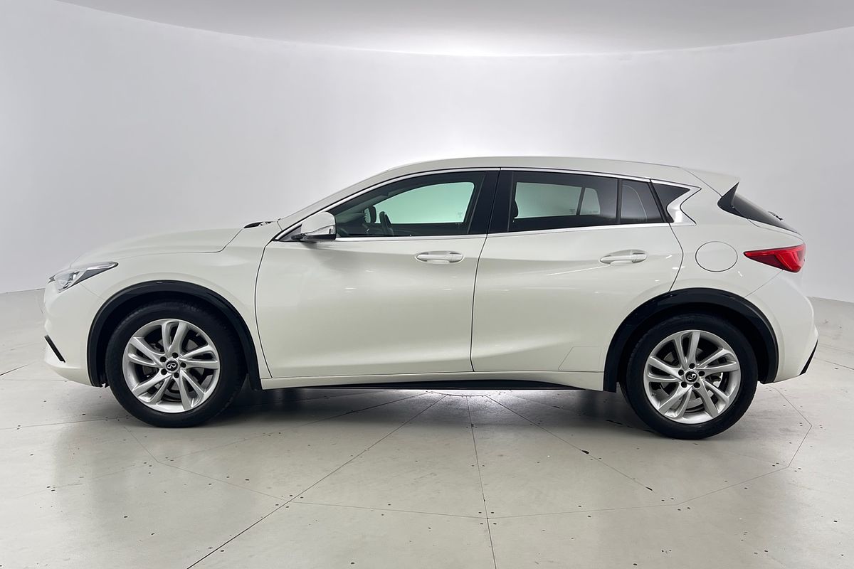 2016 INFINITI Q30 GT H15