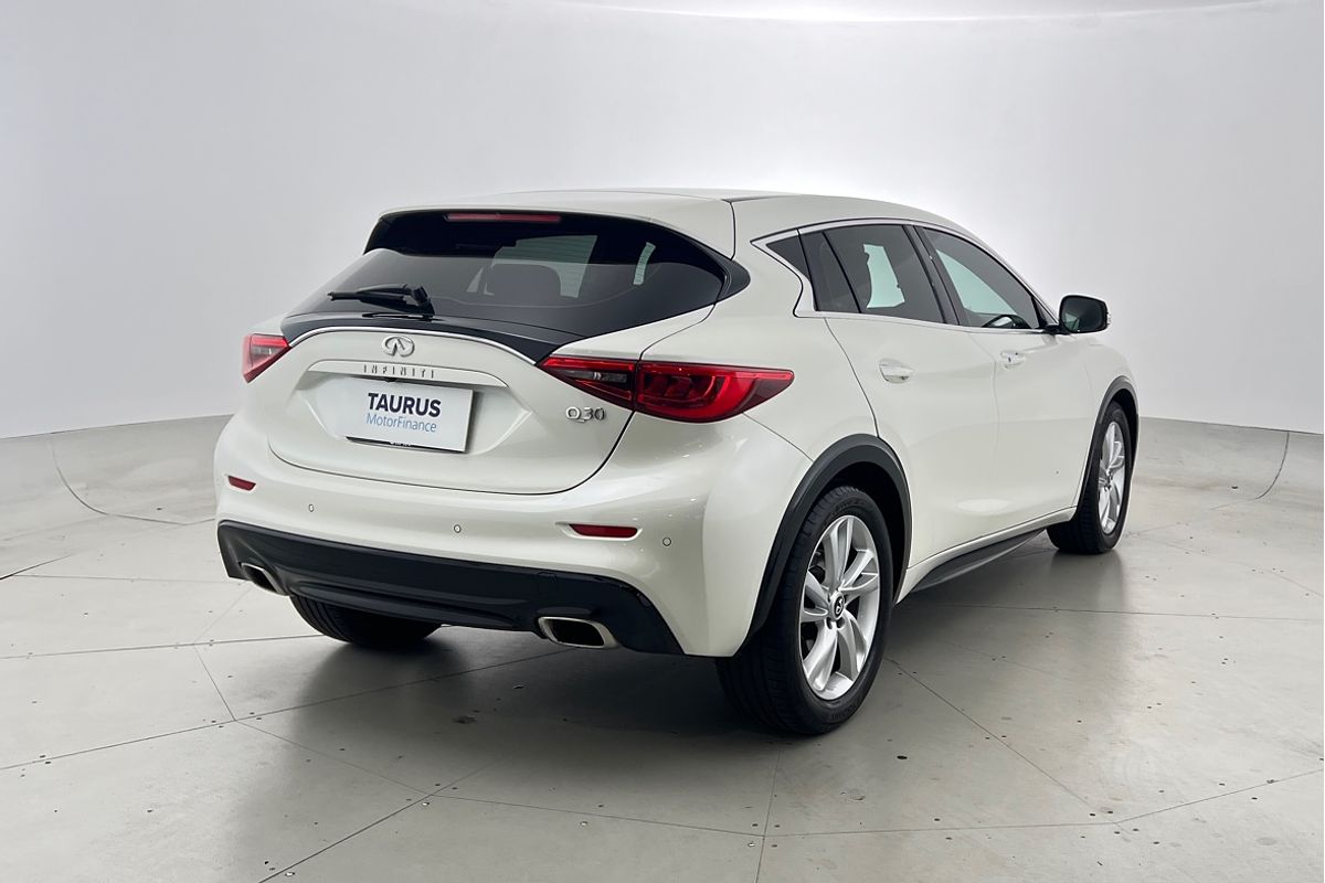 2016 INFINITI Q30 GT H15