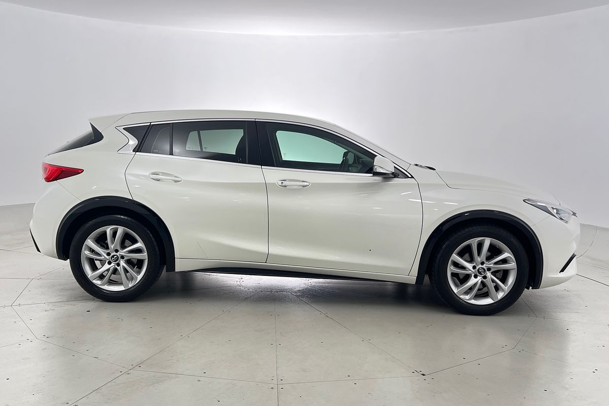 2016 INFINITI Q30 GT H15