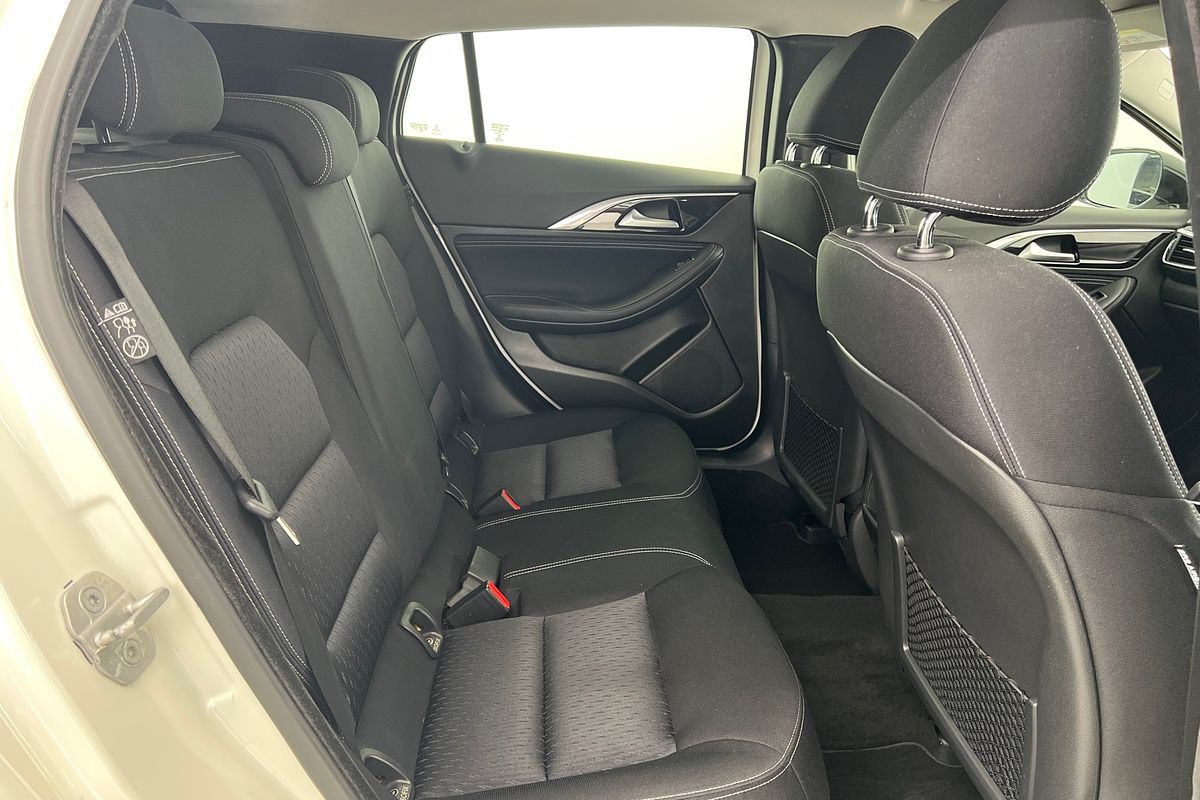 2016 INFINITI Q30 GT H15