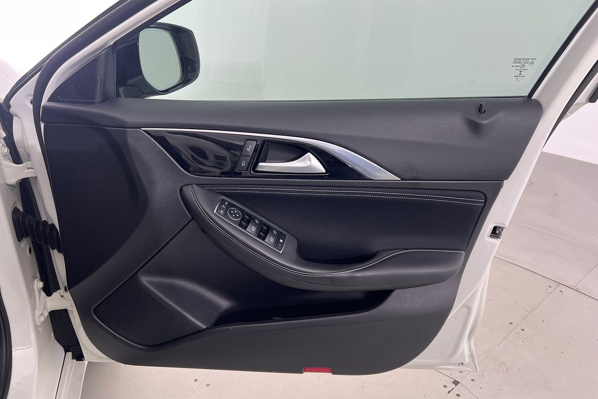 2016 INFINITI Q30 GT H15