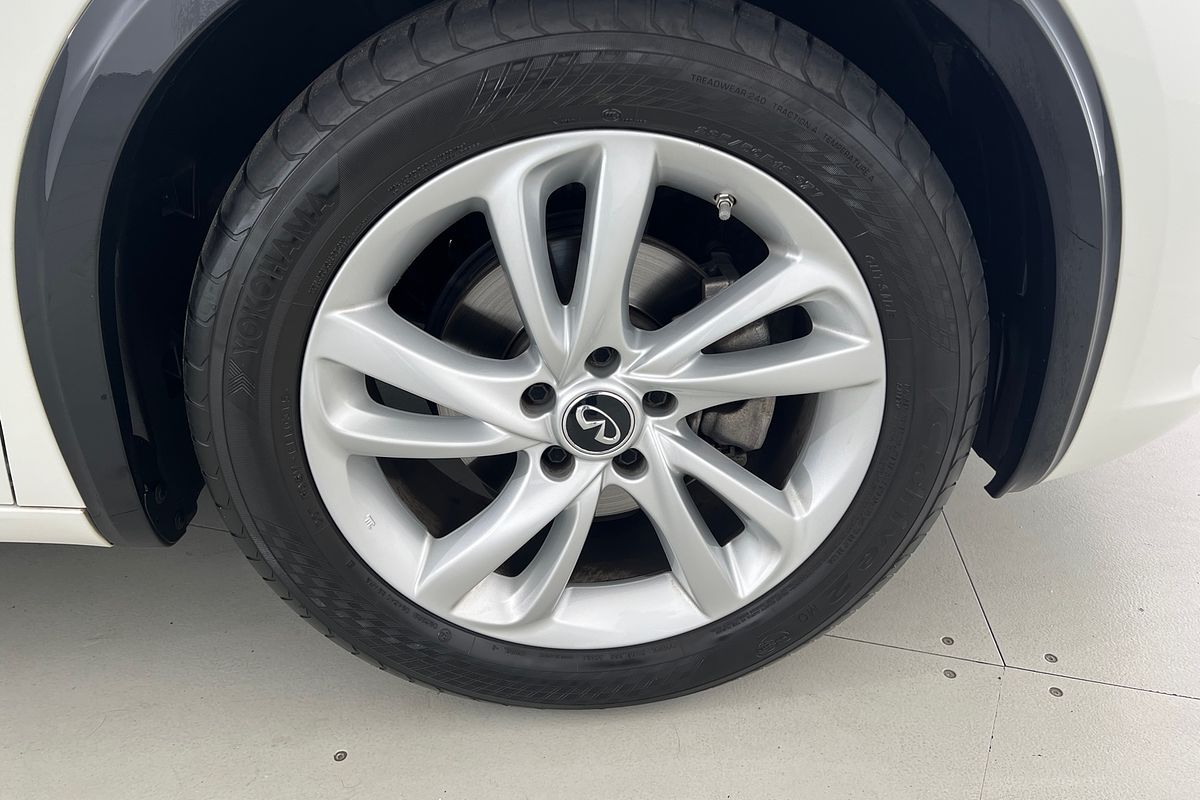 2016 INFINITI Q30 GT H15