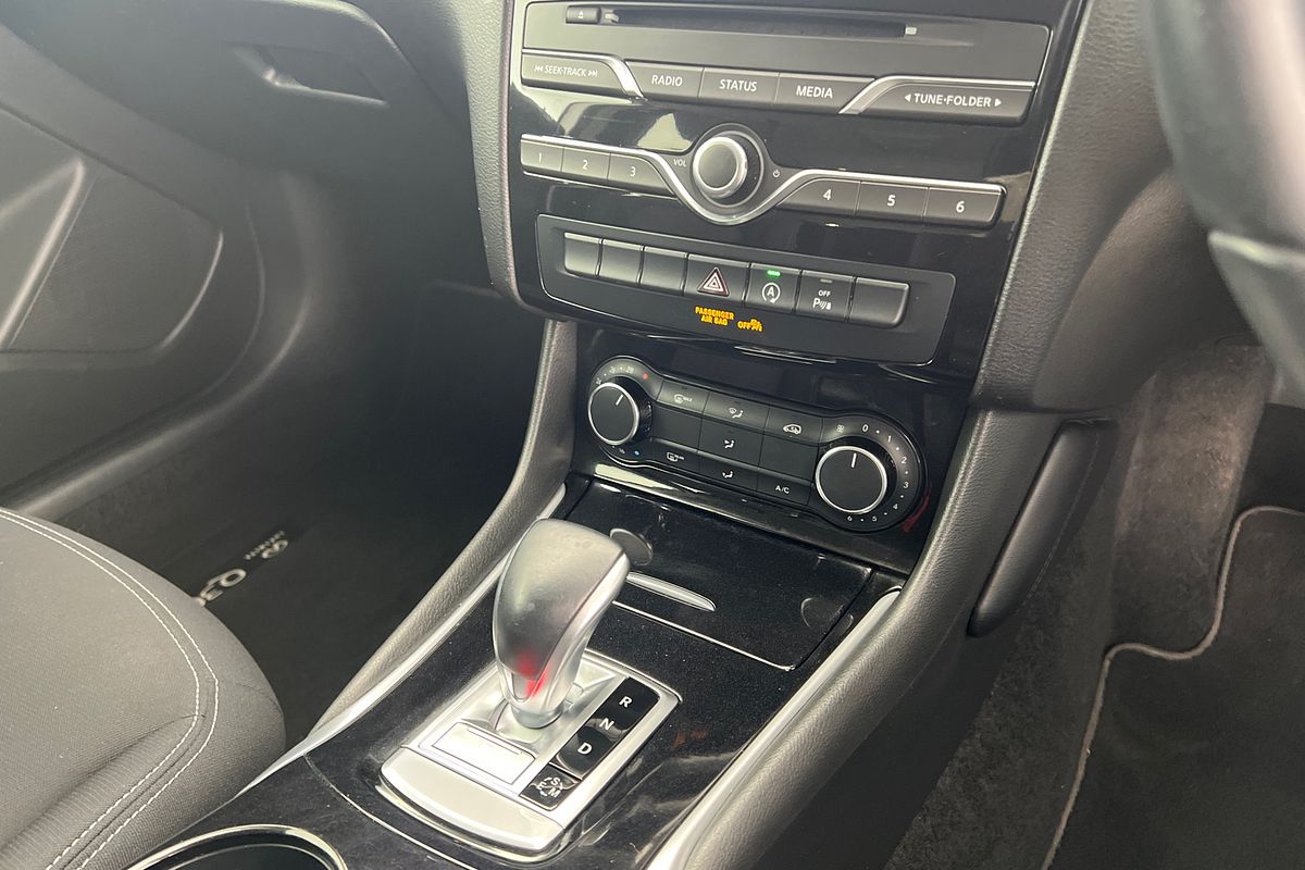 2016 INFINITI Q30 GT H15