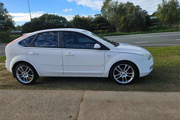 2005 Ford Focus LX LS