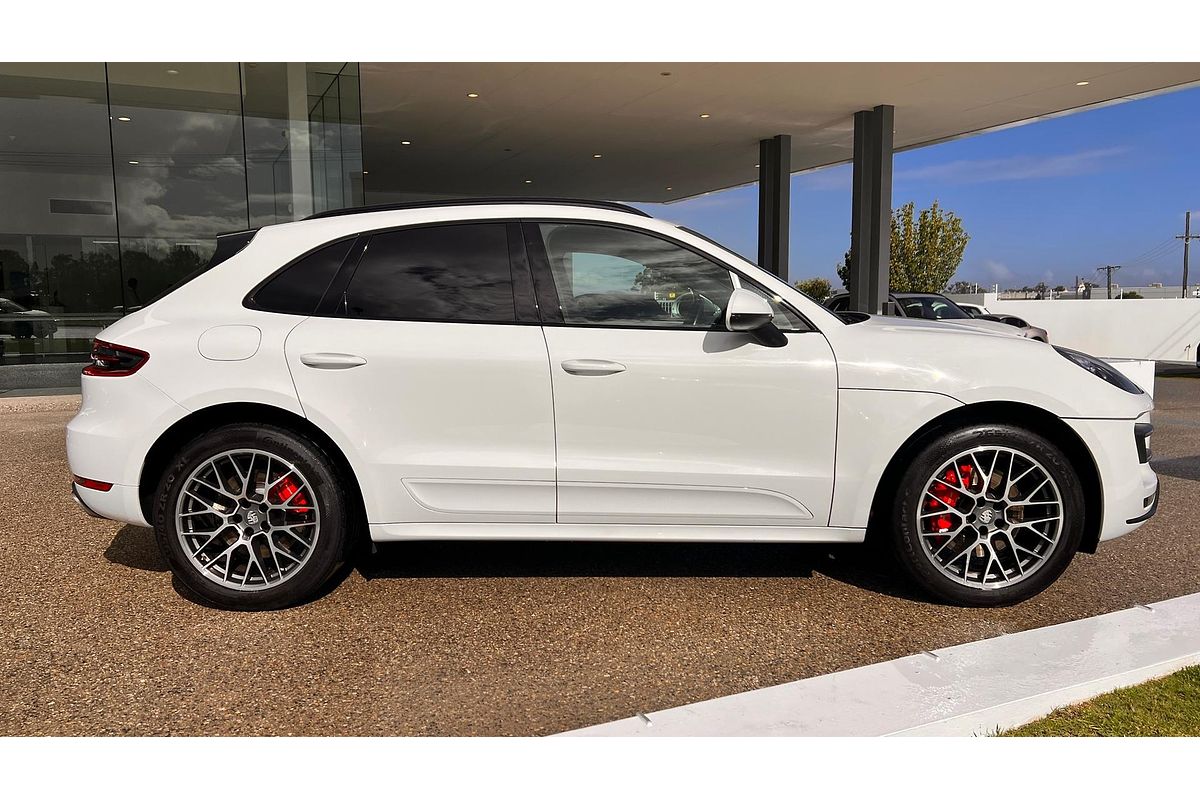 2015 Porsche Macan Turbo 95B