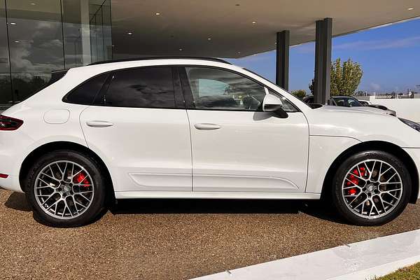 2015 Porsche Macan Turbo 95B
