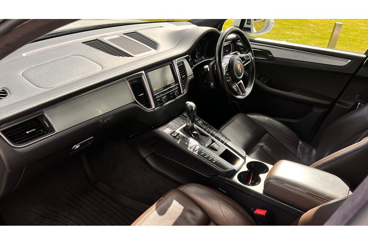 2015 Porsche Macan Turbo 95B