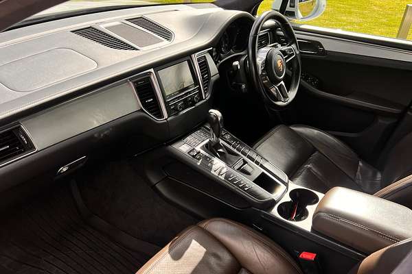 2015 Porsche Macan Turbo 95B