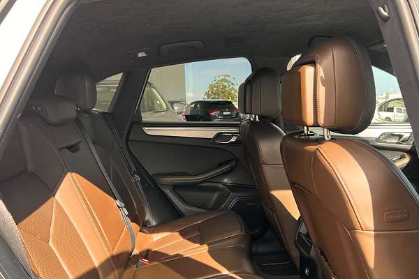 2015 Porsche Macan Turbo 95B
