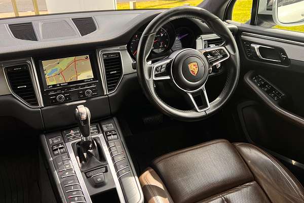 2015 Porsche Macan Turbo 95B