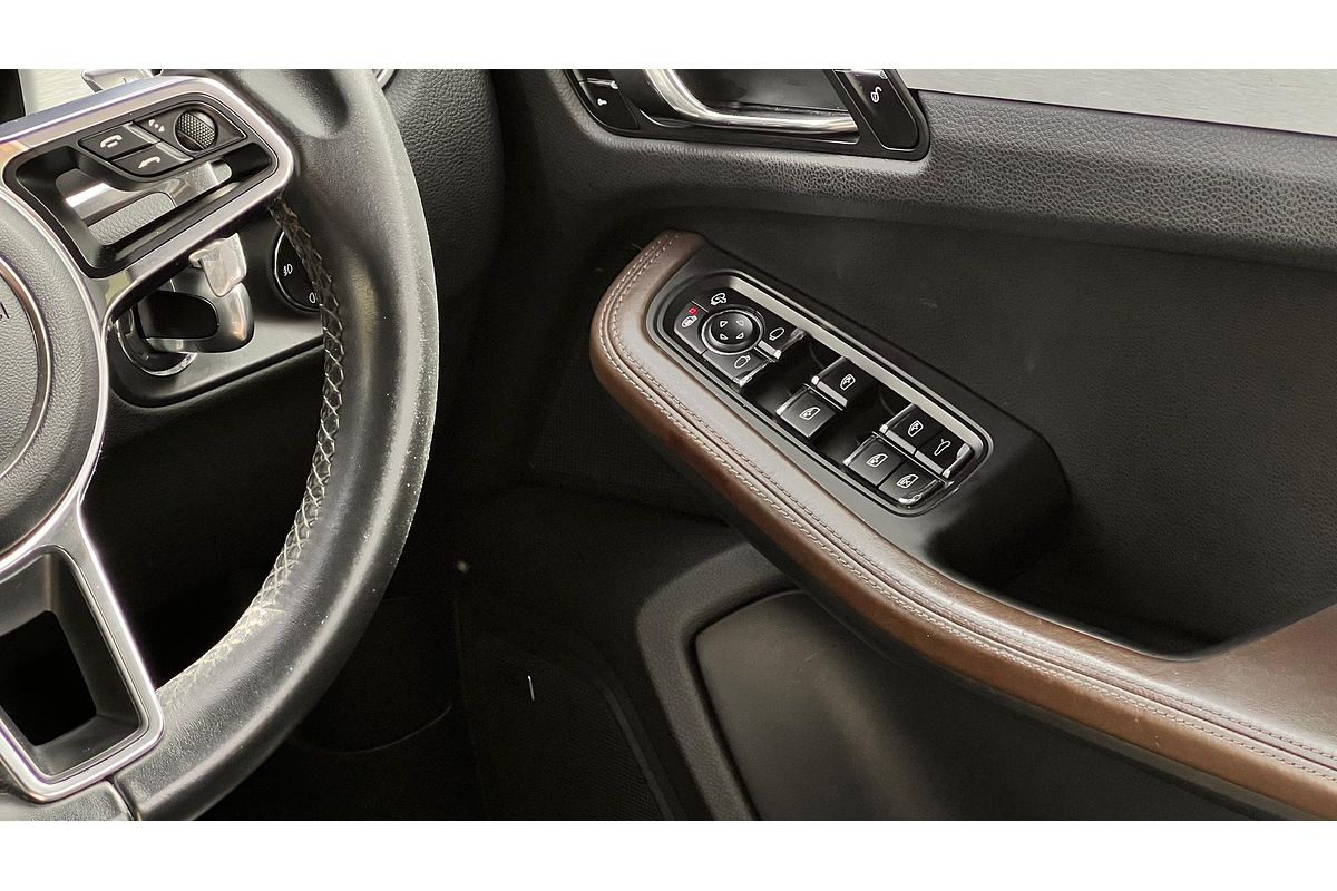 2015 Porsche Macan Turbo 95B