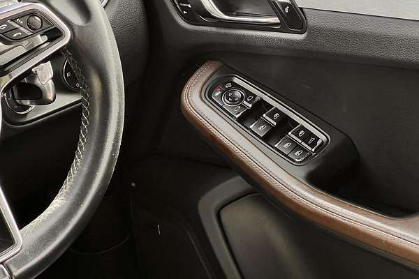 2015 Porsche Macan Turbo 95B