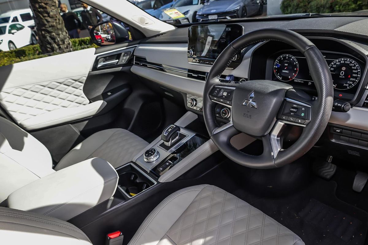 2024 Mitsubishi Outlander Exceed ZM