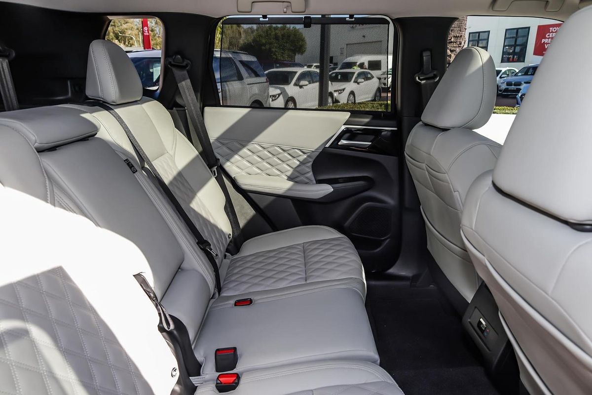 2024 Mitsubishi Outlander Exceed ZM