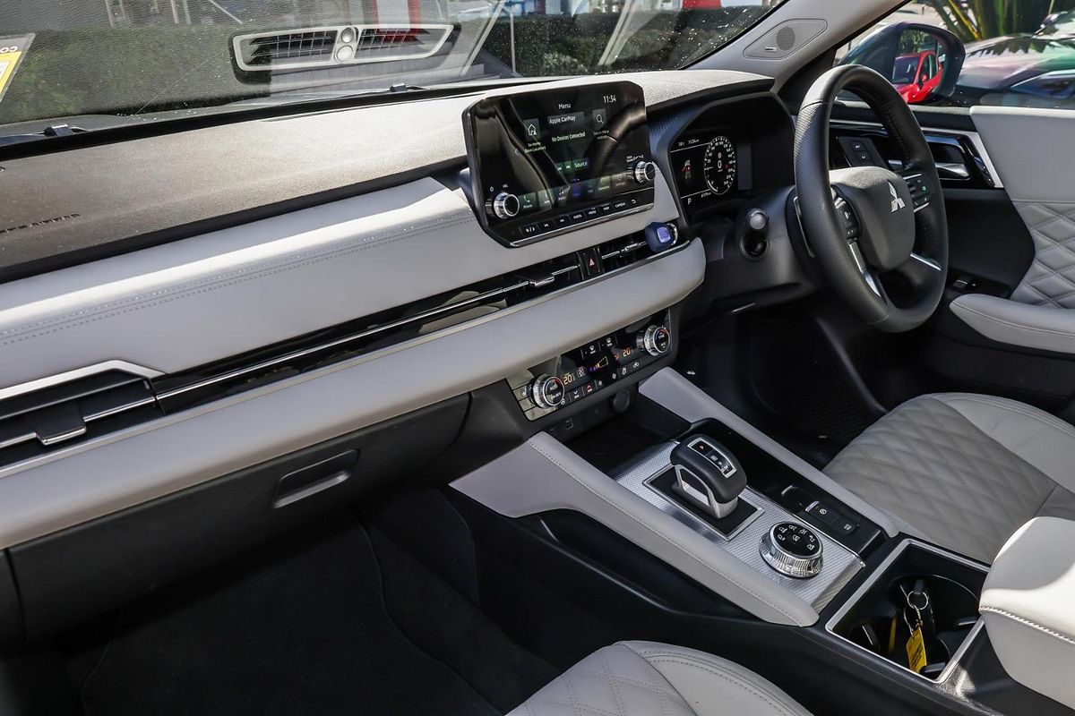 2024 Mitsubishi Outlander Exceed ZM