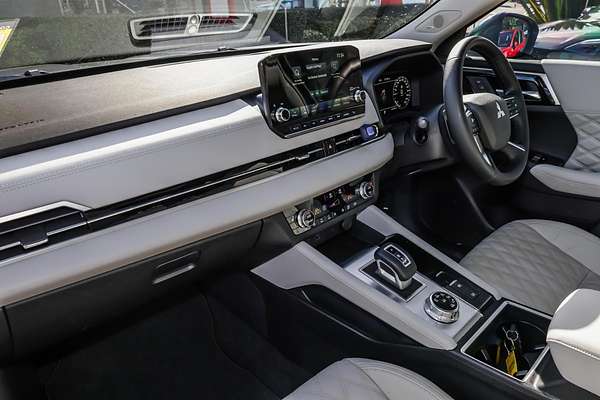 2024 Mitsubishi Outlander Exceed ZM