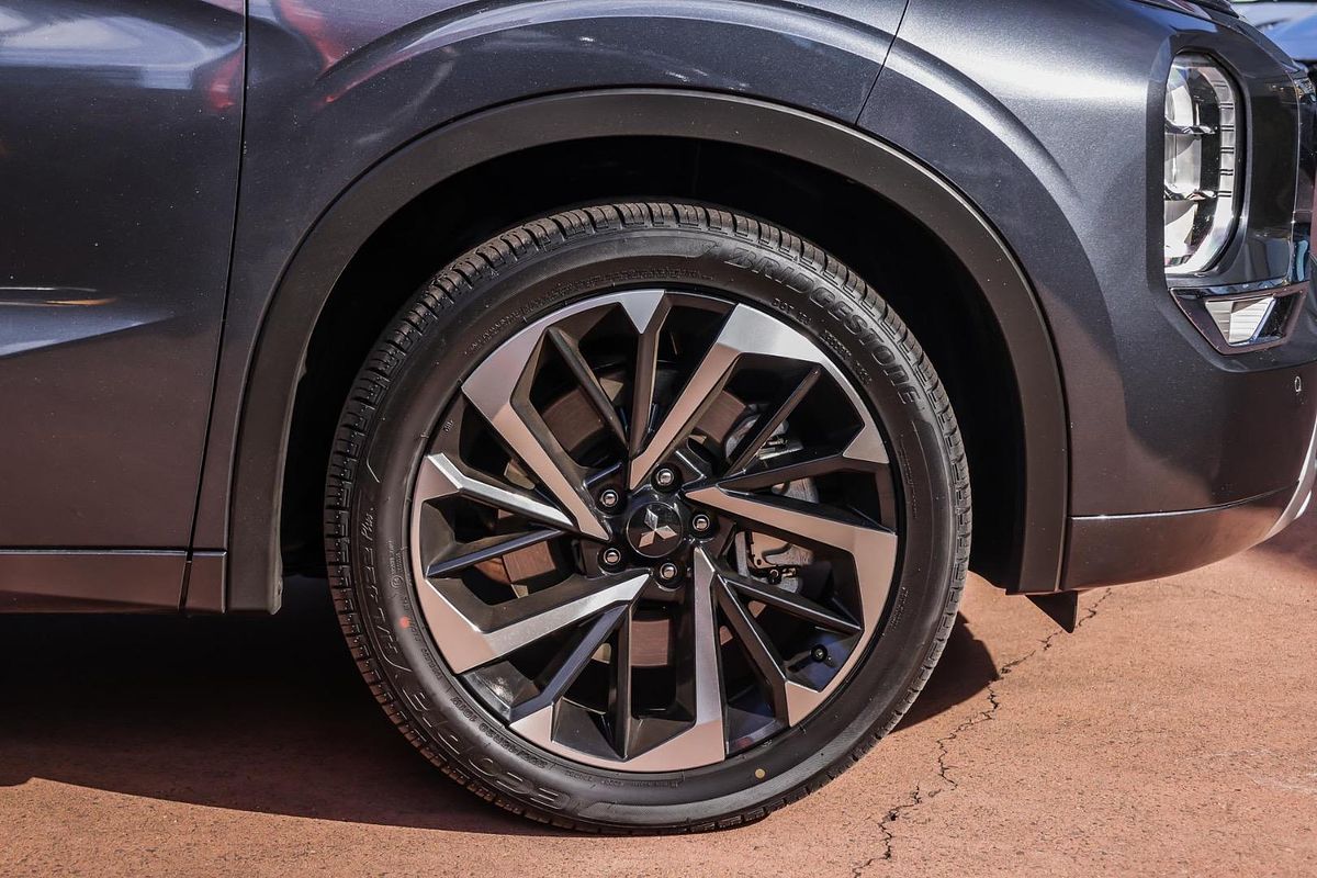 2024 Mitsubishi Outlander Exceed ZM