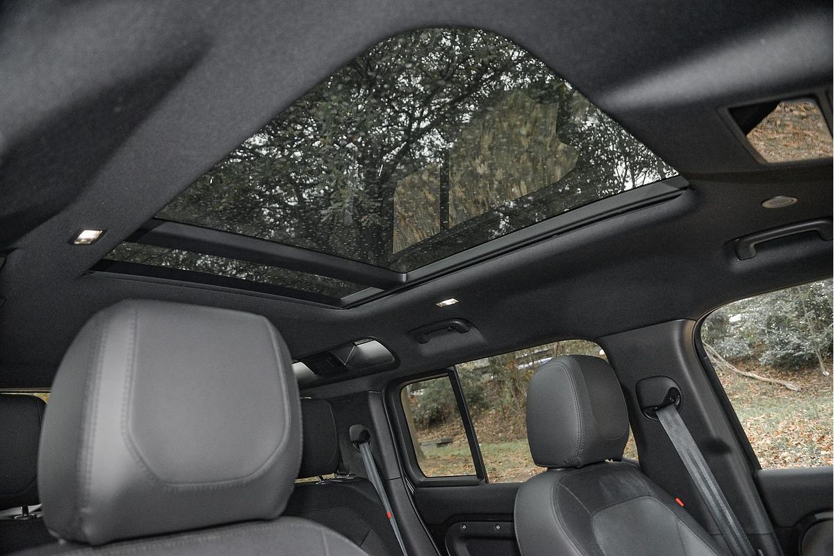 2024 Land Rover Defender 110 P400 X-Dynamic SE L663
