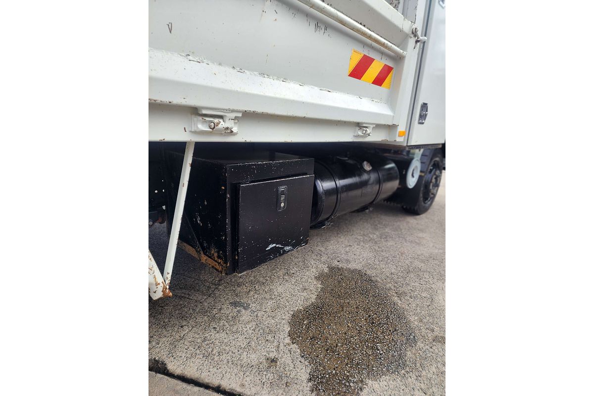 2004 Isuzu N Series NPR 250  4x2