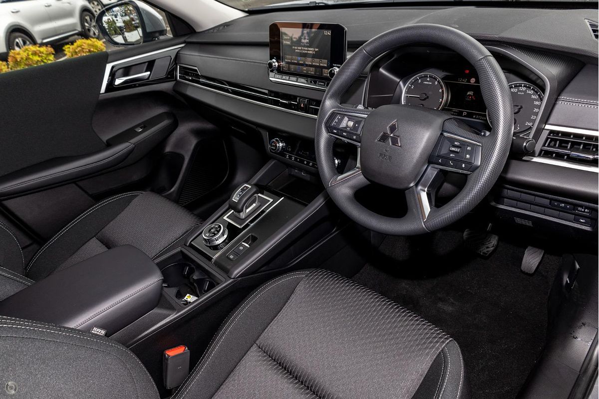 2023 Mitsubishi Outlander ES ZM