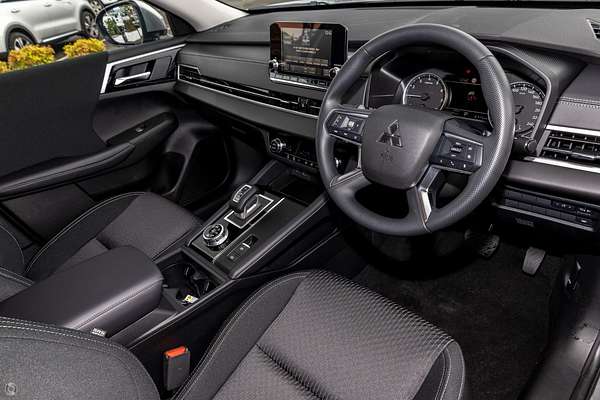 2023 Mitsubishi Outlander ES ZM